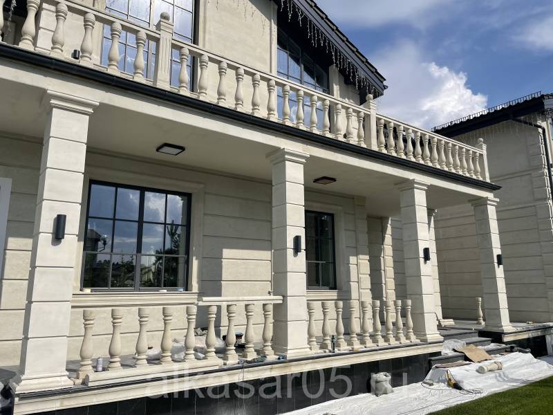 Красивый фасад из бело-серого известняка с крупноформатными плитами в КП Пестово