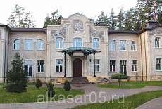 Фасад с отделкой из мраморизованного известняка Аркас в Московской области