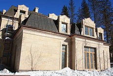 Облицовка фасада юрским мраморизованным известняком в Московской области