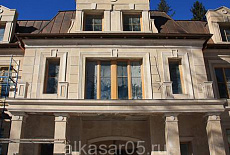 Красивый фасад из камня травертин в Московской области